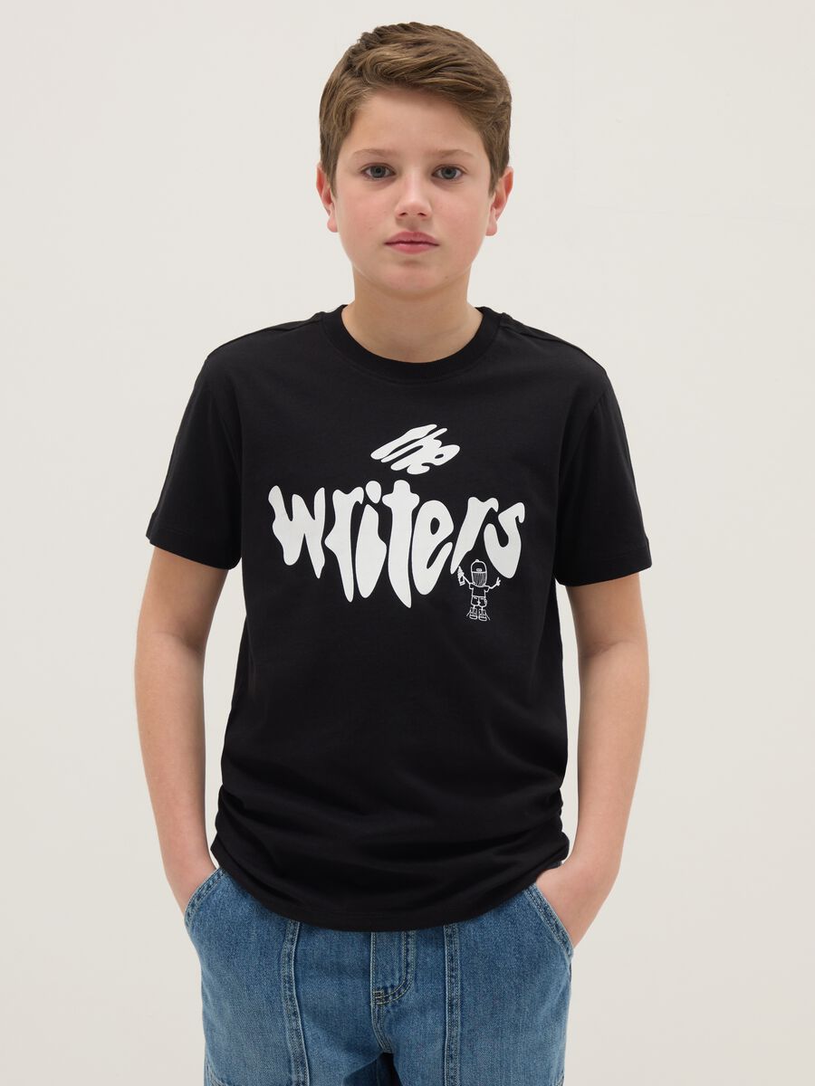 T-shirt in puro cotone nero da ragazzo regular fit con scritta_0