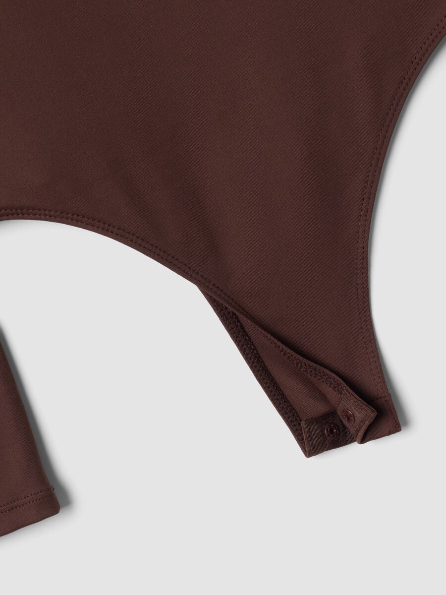 Body marrone in tessuto elasticizzato con girocollo fitted_1