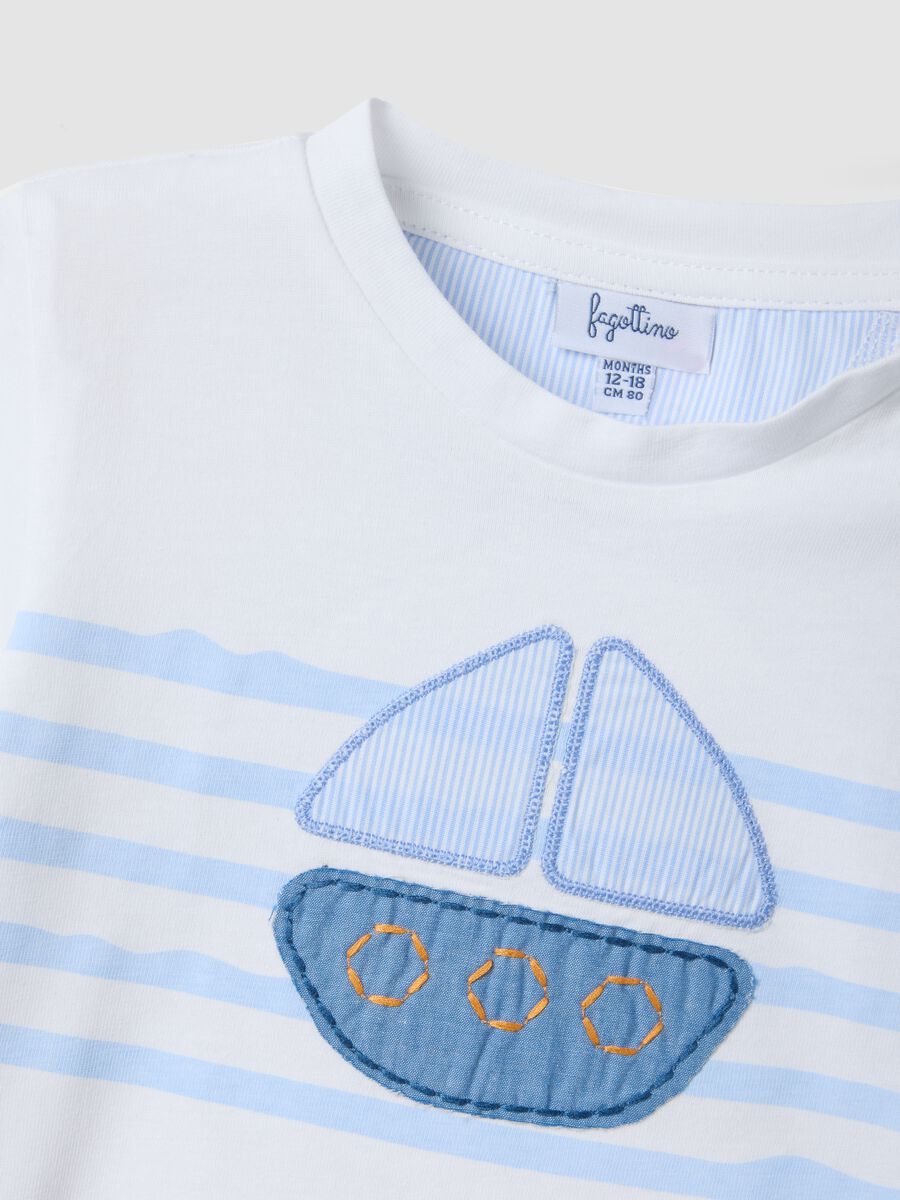 T-shirt bianca in puro cotone da bimbo con barchetta ricamata_2