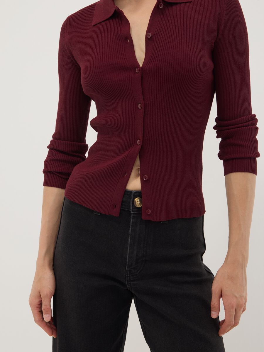 Red fitted ribbed cardigan in viscose blend with polo collar_2