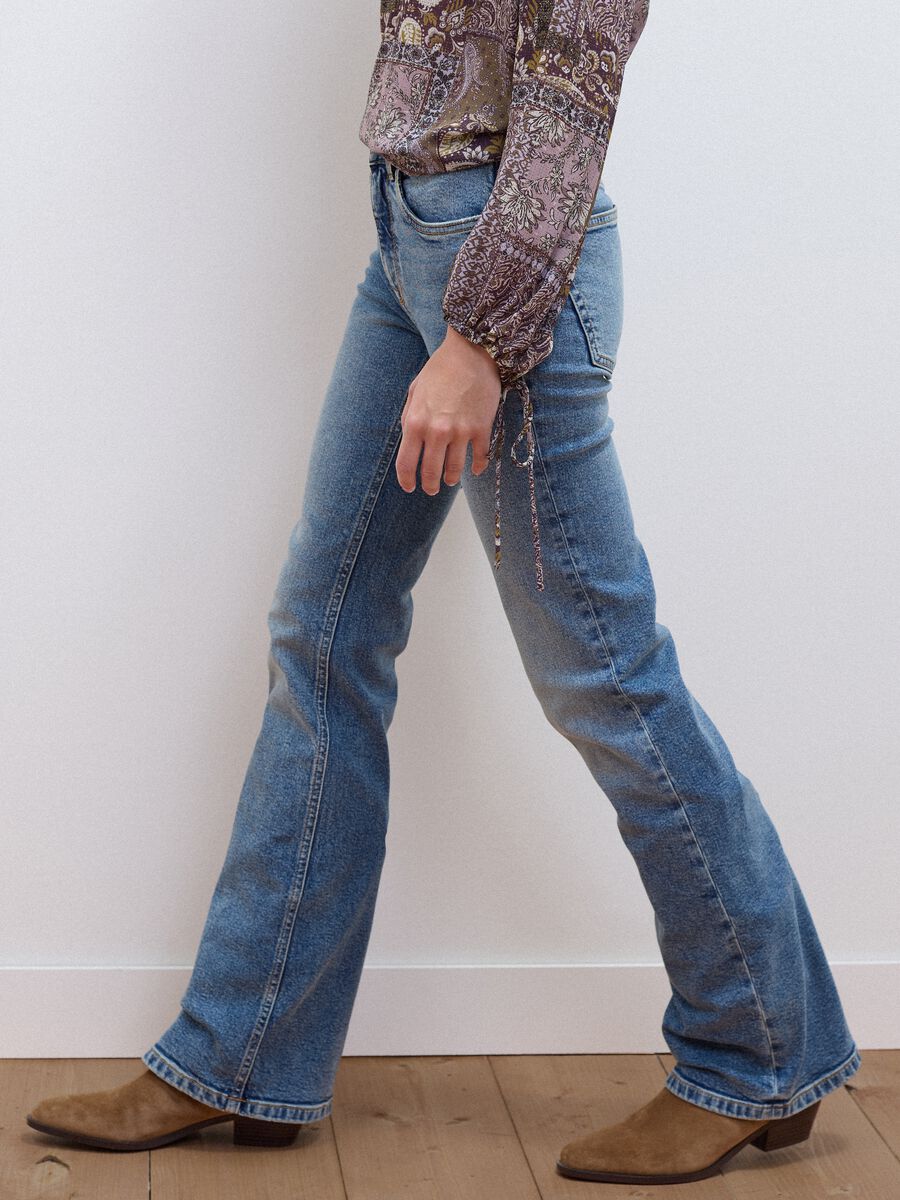 Jeans bootcut azzurri in cotone elasticizzato_3