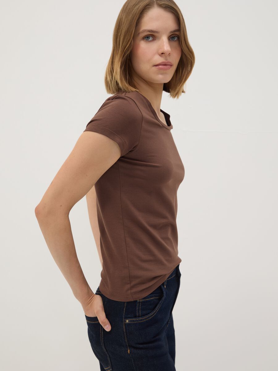 T-shirt marrone in cotone elasticizzato a girocollo regular fit_1