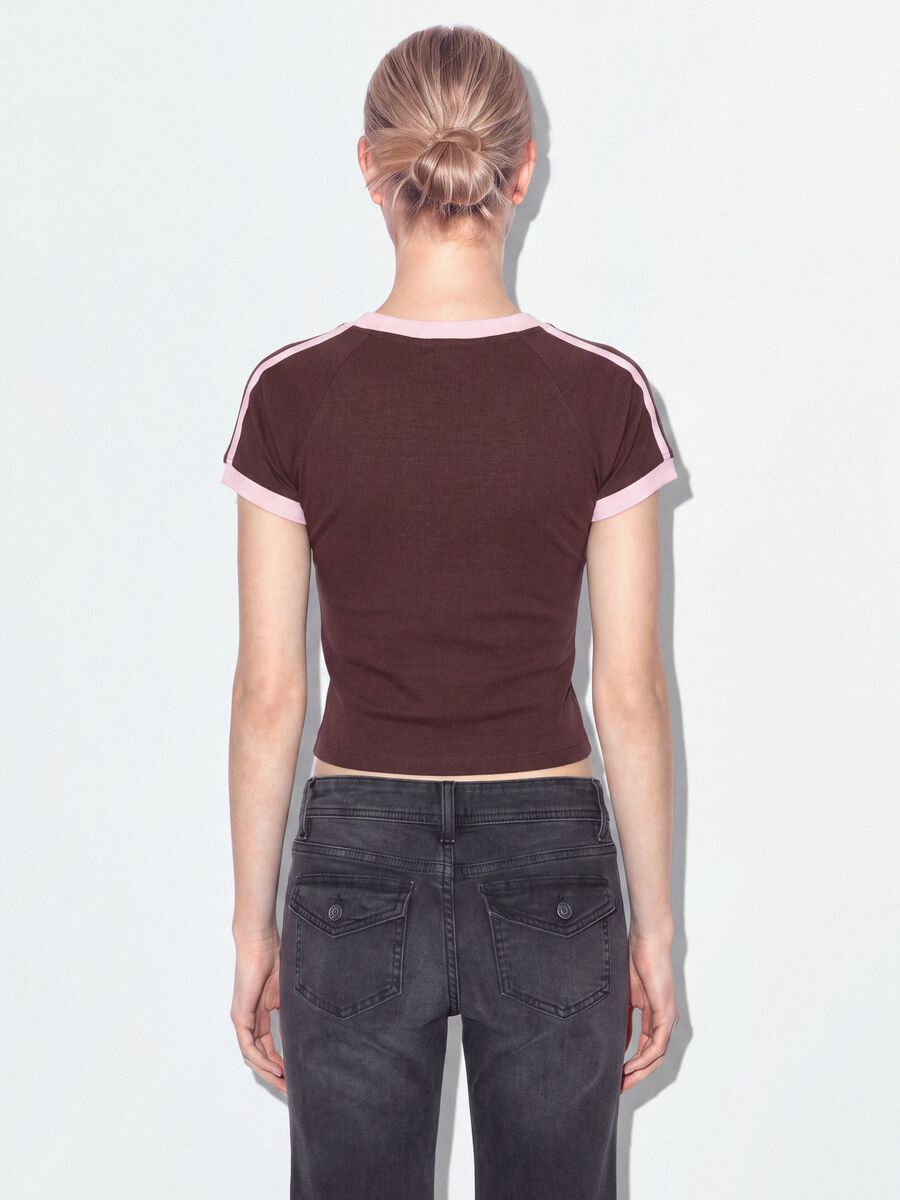 T-shirt marrone in puro cotone con scollo a V e stampa frontale_2