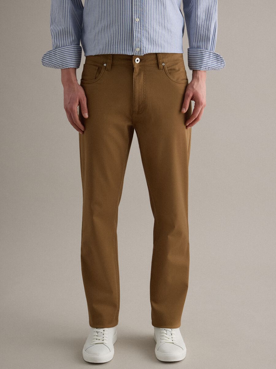 Pantaloni in twill elasticizzato marroni regular fit_1