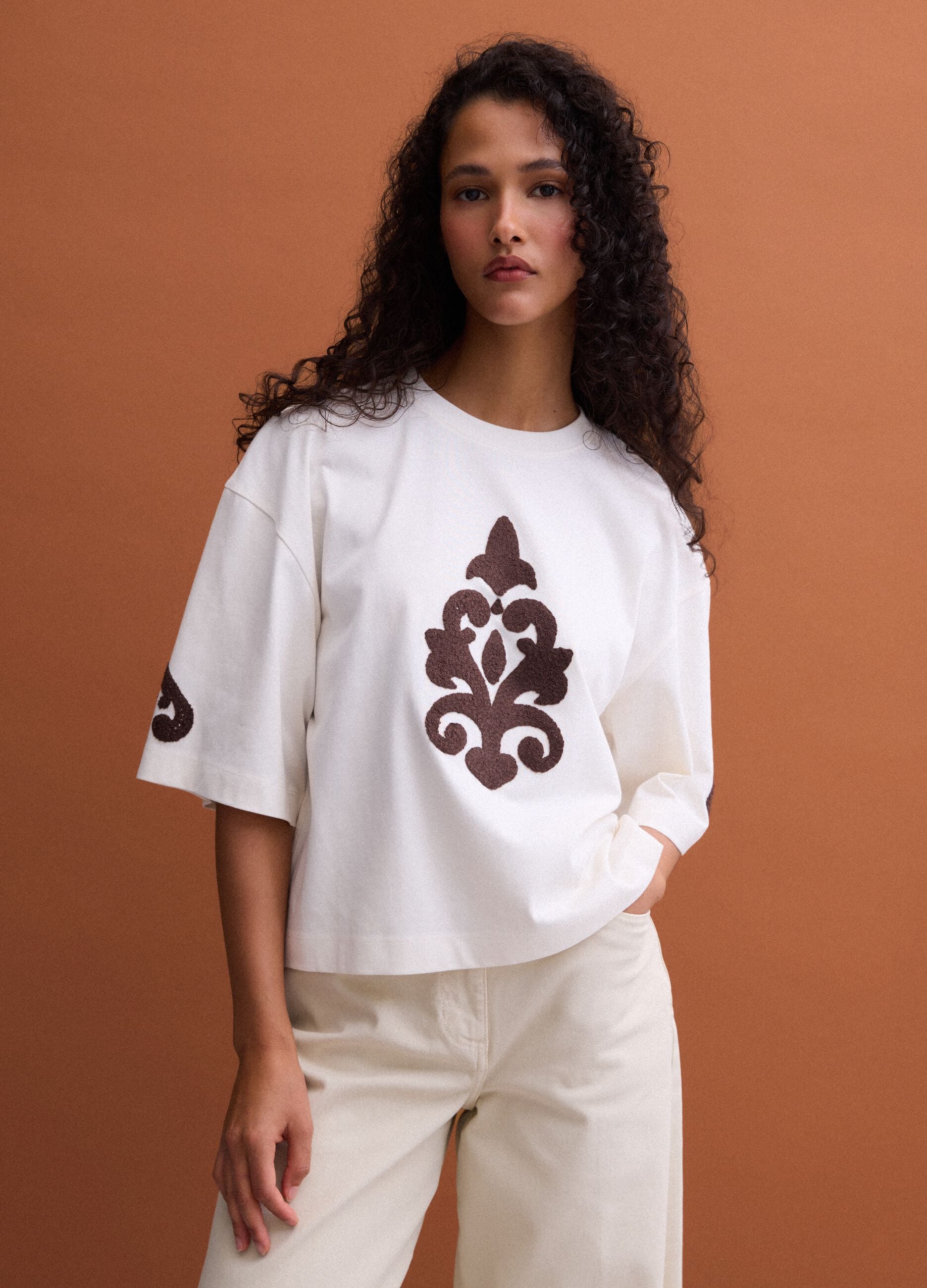 T-shirt beige in puro cotone con ricami regular fit