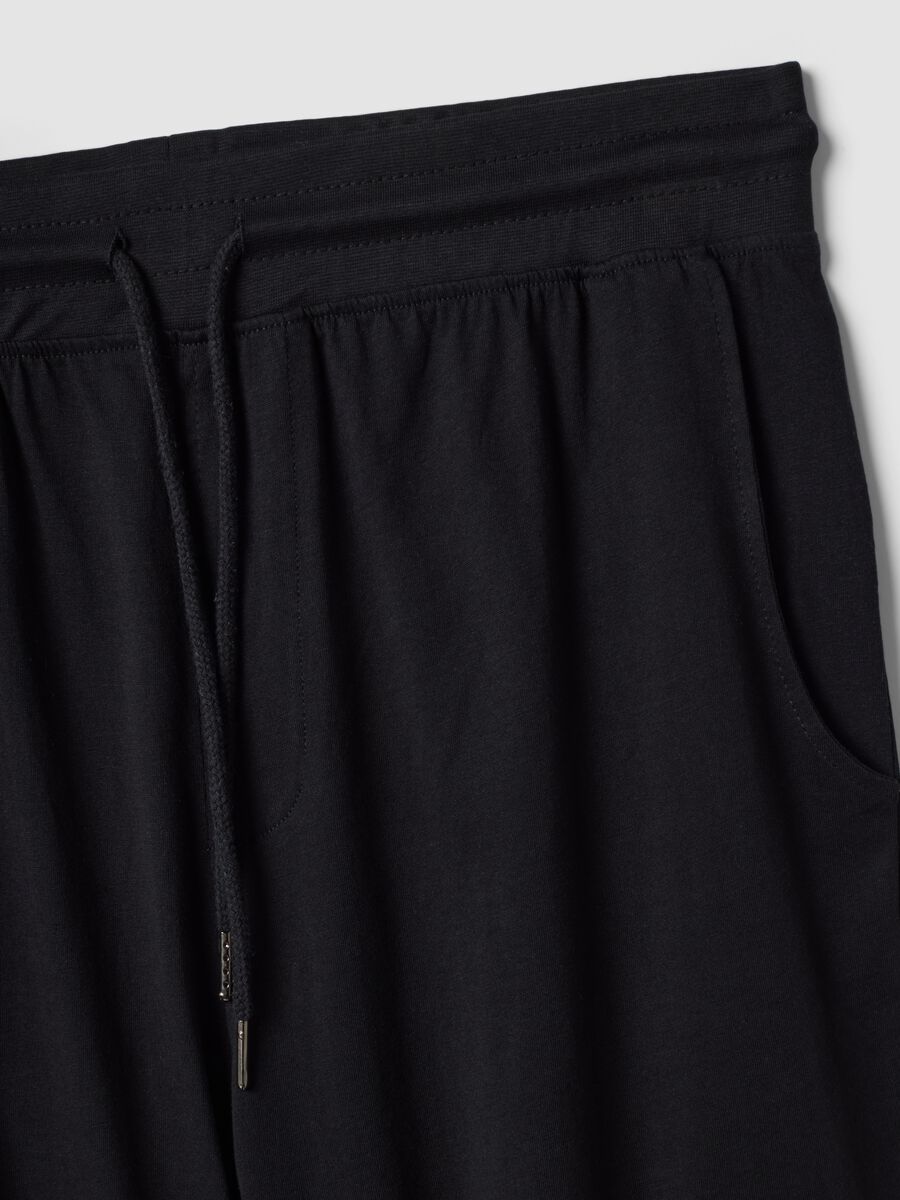 Pantaloncini pigiama neri in cotone organico_5