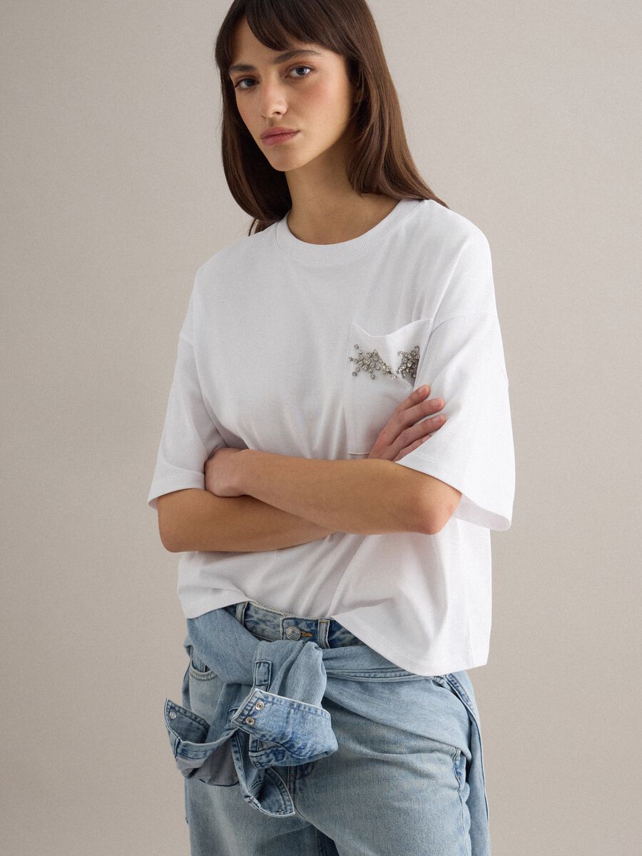 White cotton blend relaxed fit T-shirt with decorative pocket_1