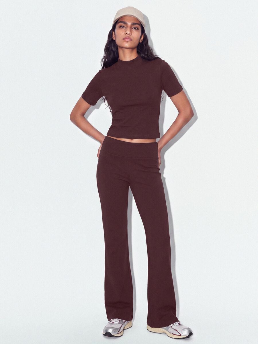 Brown fitted stretch-cotton T-shirt with raised neckline_1
