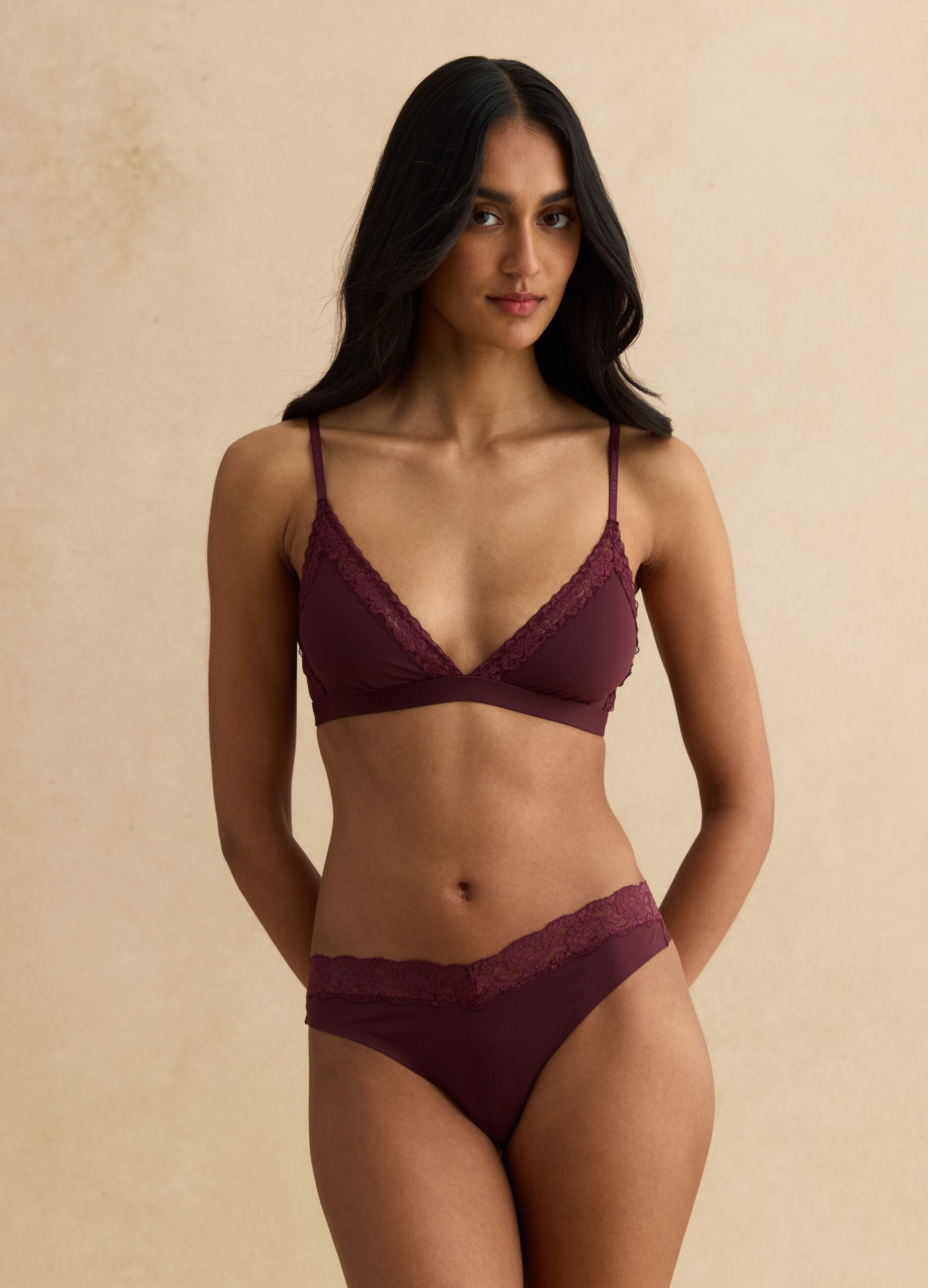 Red regular fit thong with lace details