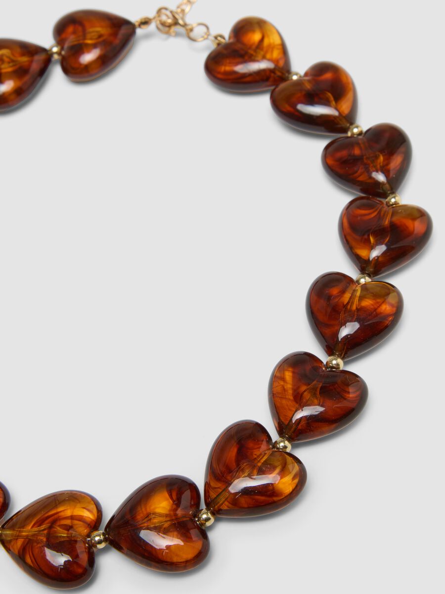 Collana arancione con cuori effetto marmorizzato_1