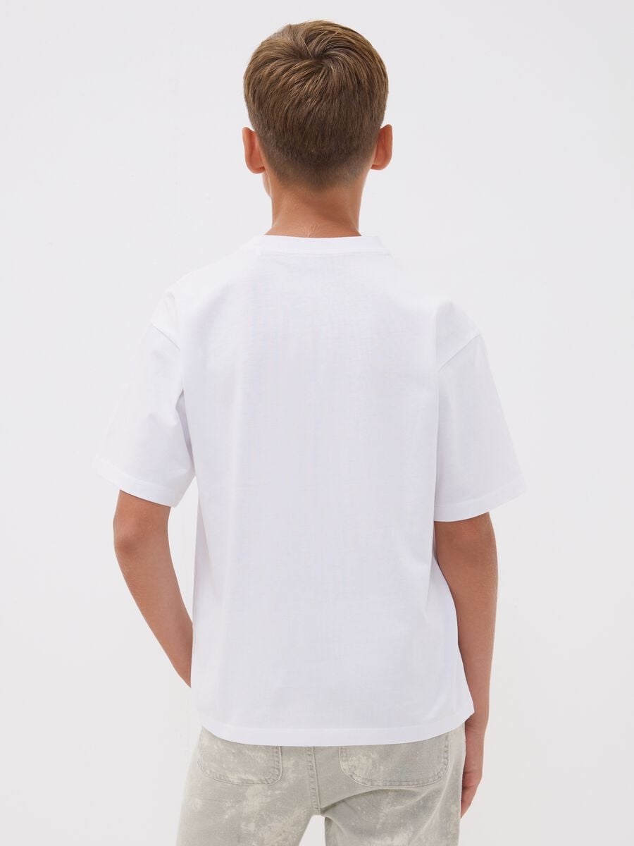 T-shirt over fit bianca in puro cotone con stampa grafica basket per ragazzo_2