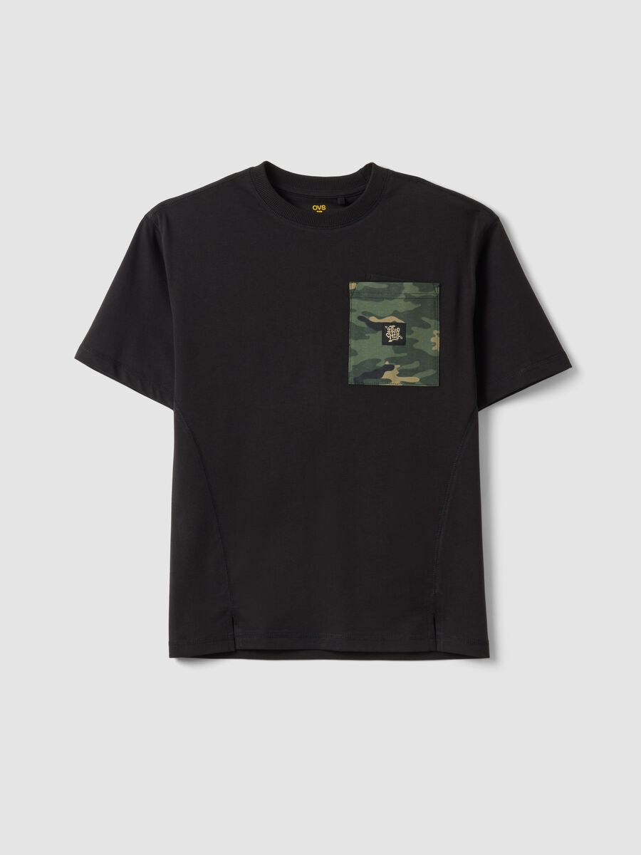T-shirt in puro cotone nero da ragazzo oversize fit con taschino_3