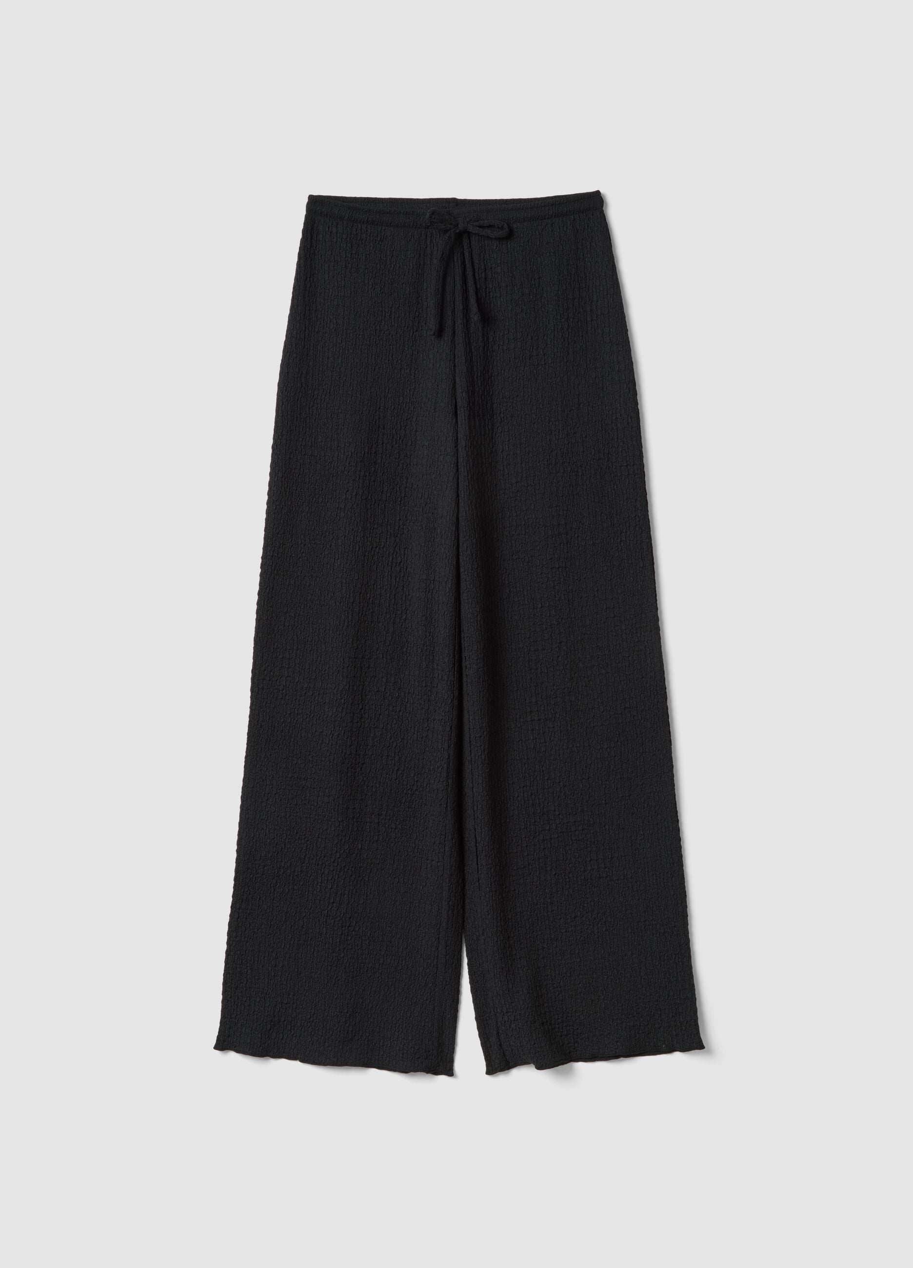Pantaloni elasticizzati neri wide leg con texture increspata