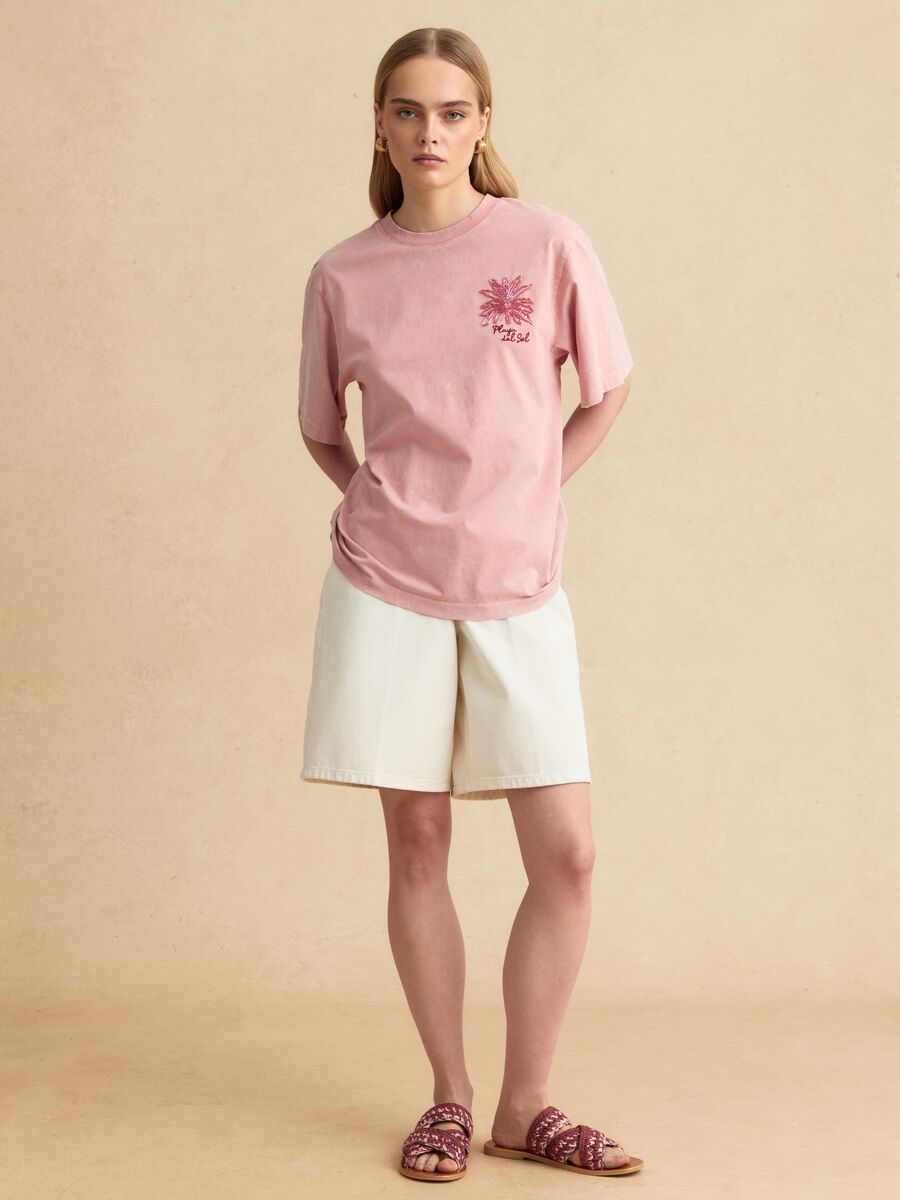 T-shirt rosa in puro cotone regular fit con ricamo e perline_2