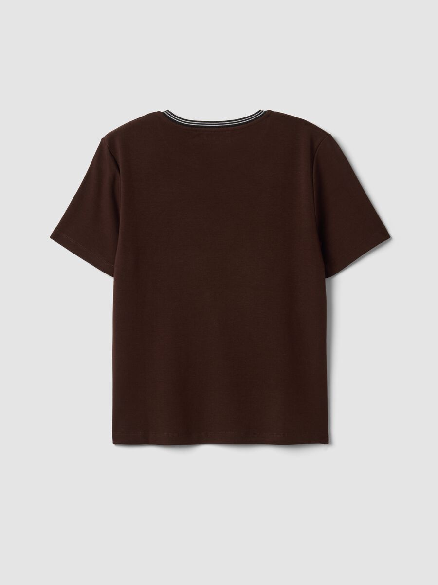 T-shirt marrone in viscosa elasticizzata con girocollo_2