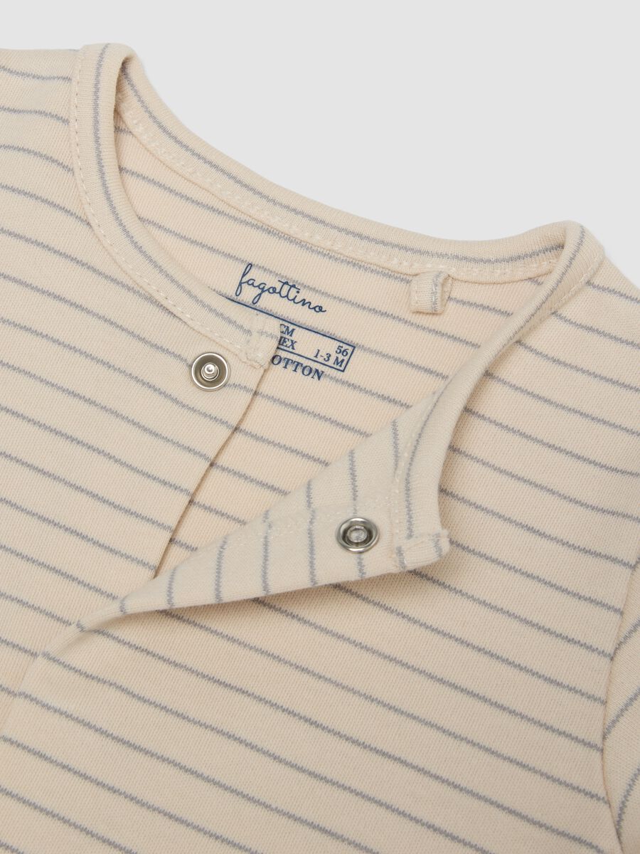 2-pack of organic cotton baby sleepsuits with feet in beige and white_3