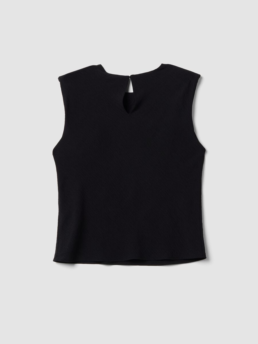 Black sleeveless pleated-texture blouse, regular fit_5
