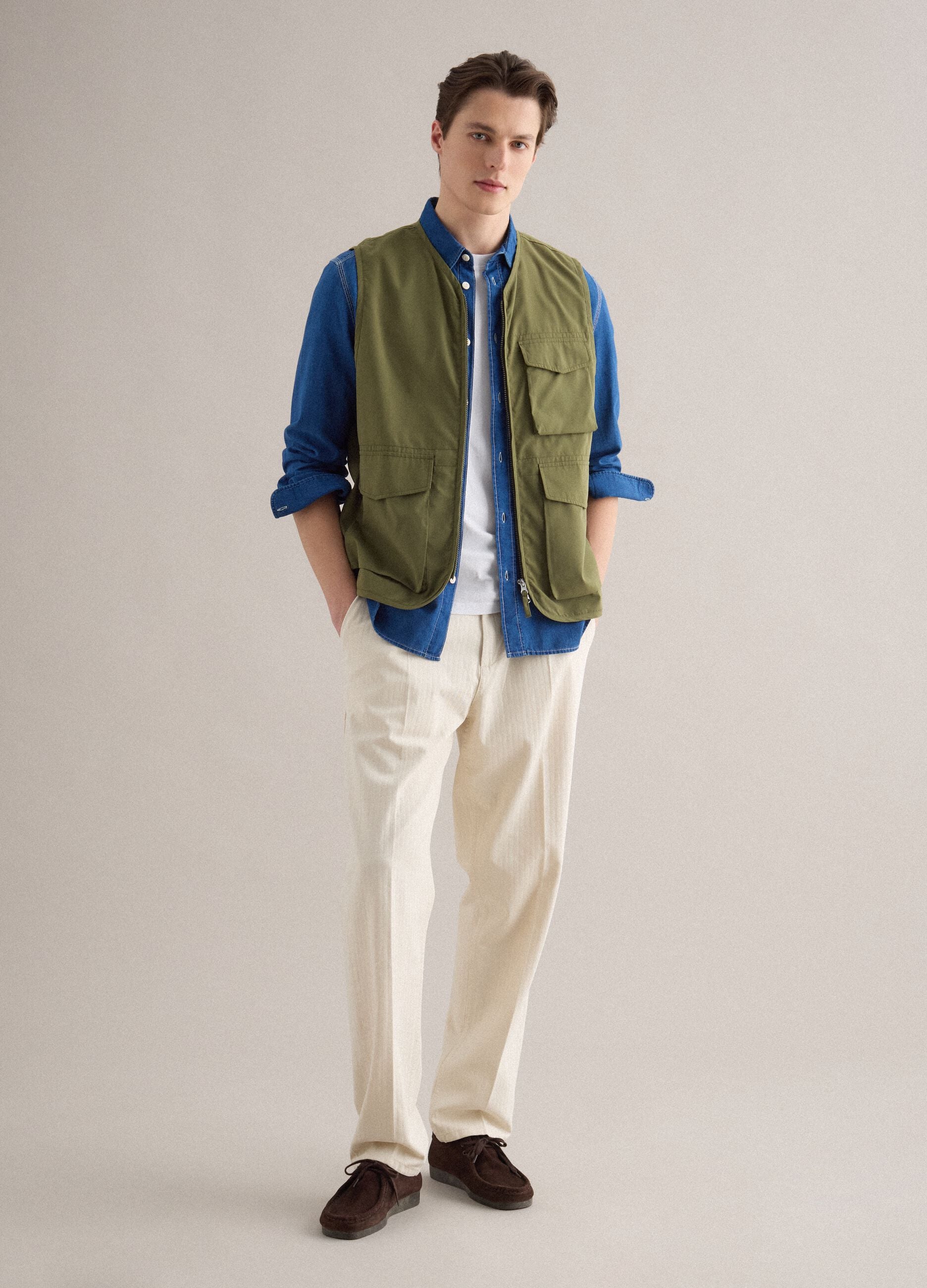 Regular fit green gilet with zip and front pockets