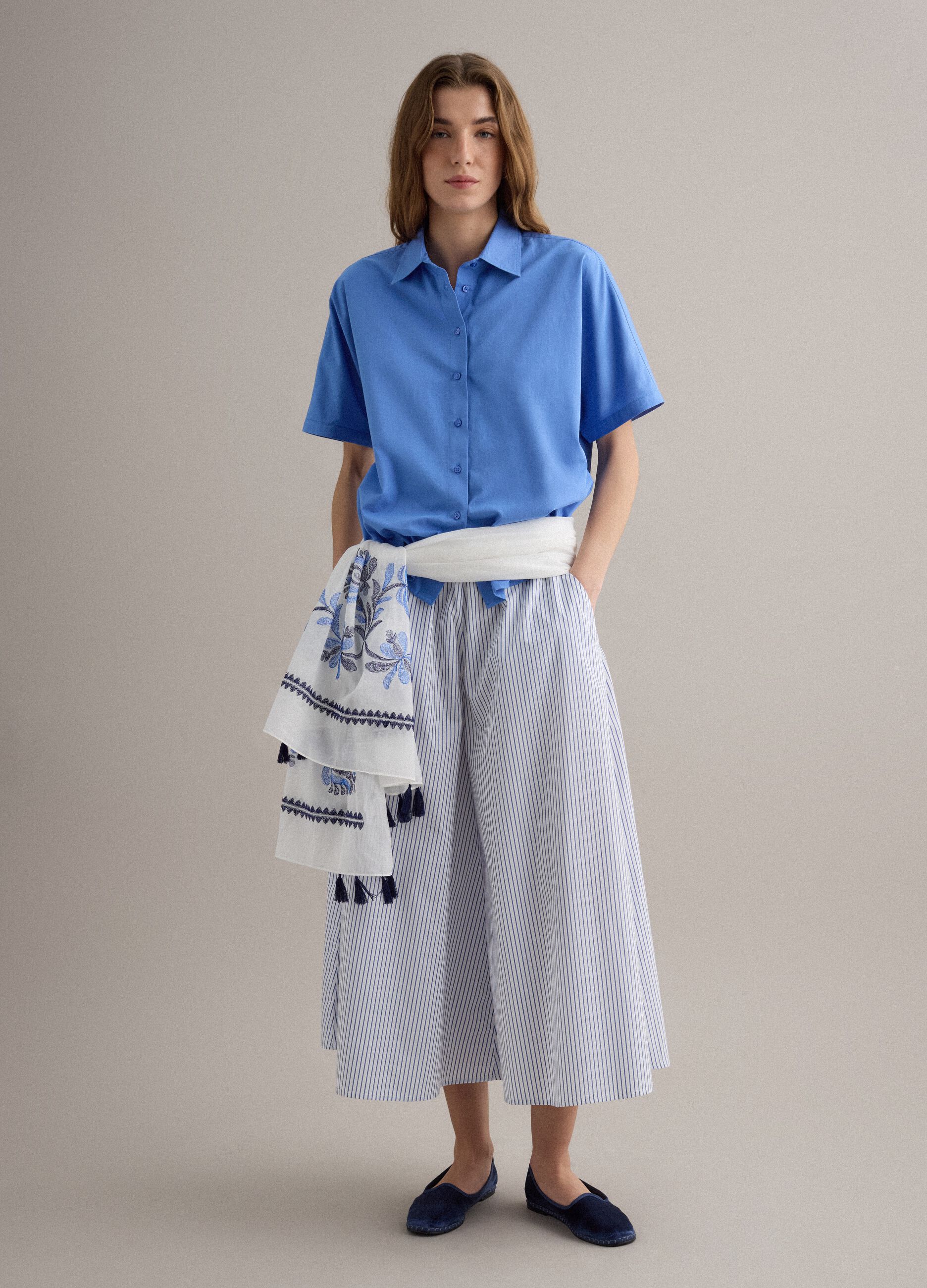 Foulard in puro cotone bianco con ricami floreali blu