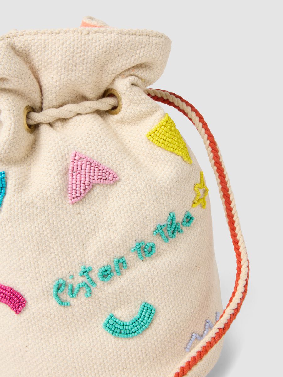 Borsa a secchiello bianca in puro cotone con dettagli crochet colorati_1