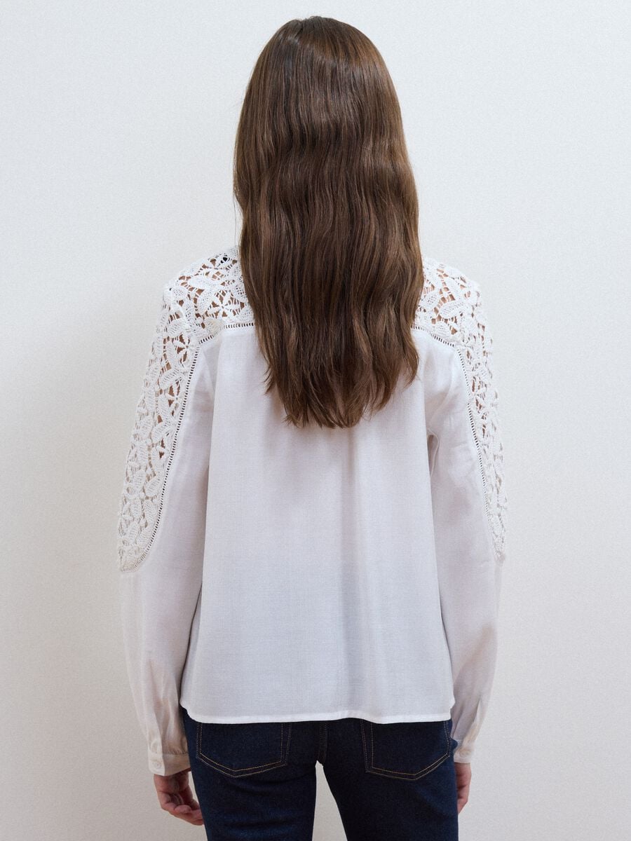 White regular-fit viscose-blend shirt with lace inserts_3
