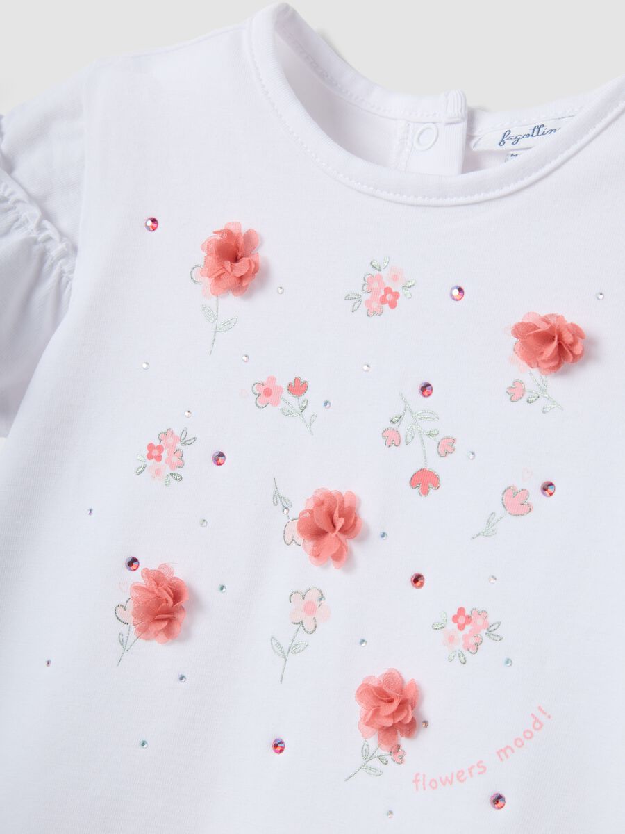 T-shirt in cotone elasticizzato bianco da bimba regular fit con fiori_2