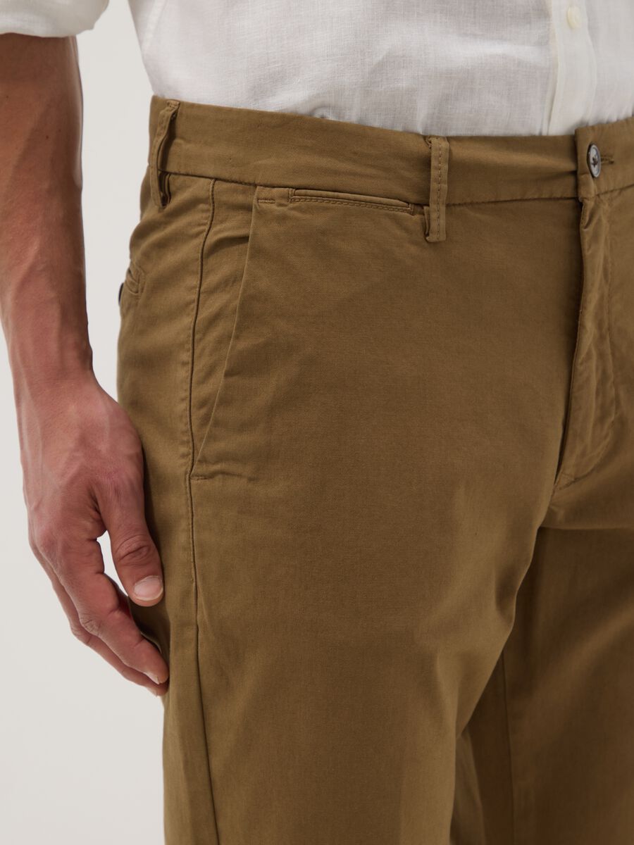 Pantaloni chino marroni in cotone elasticizzato slim fit_3