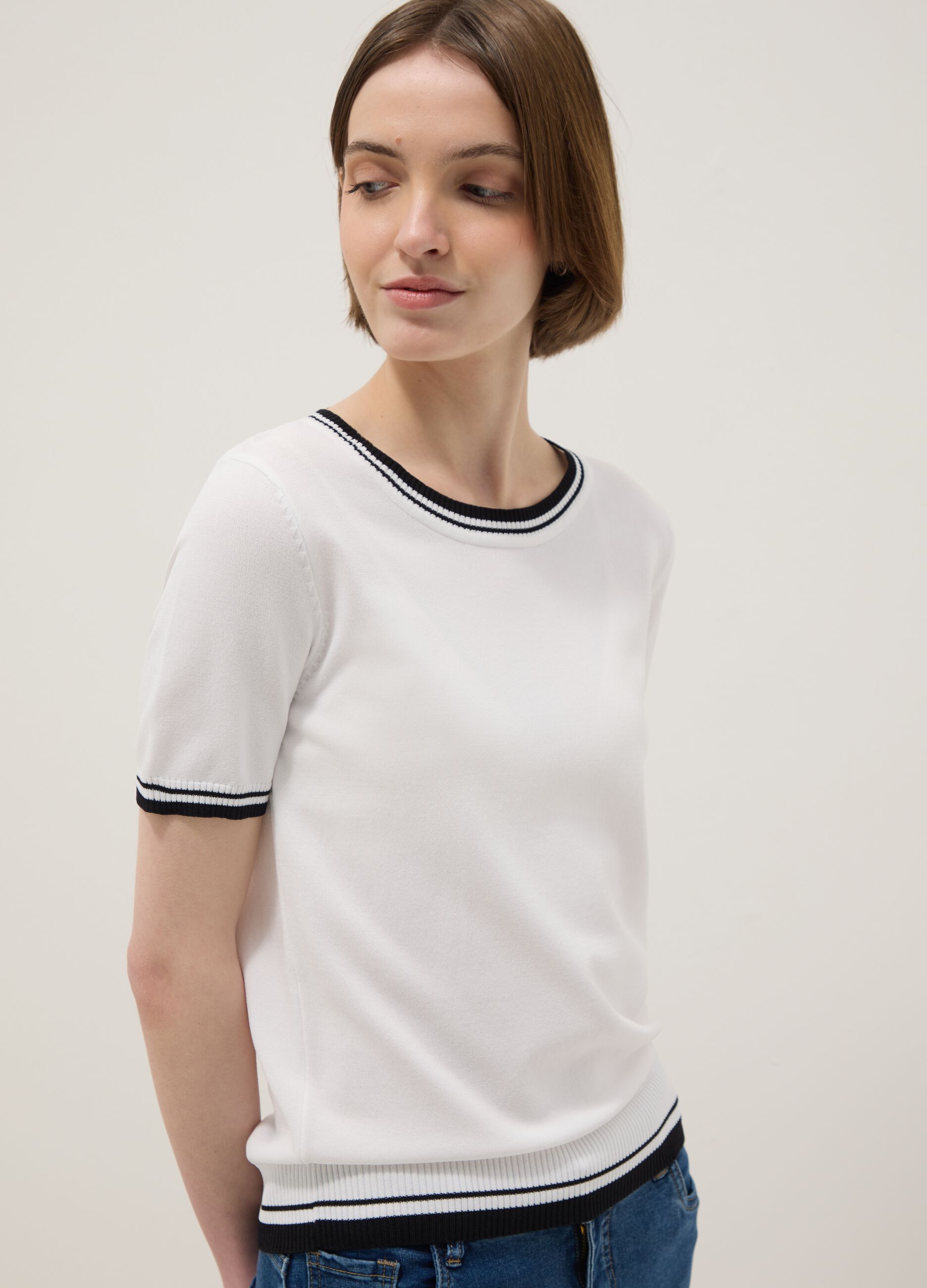 White viscose blend regular fit t-shirt with contrast collar