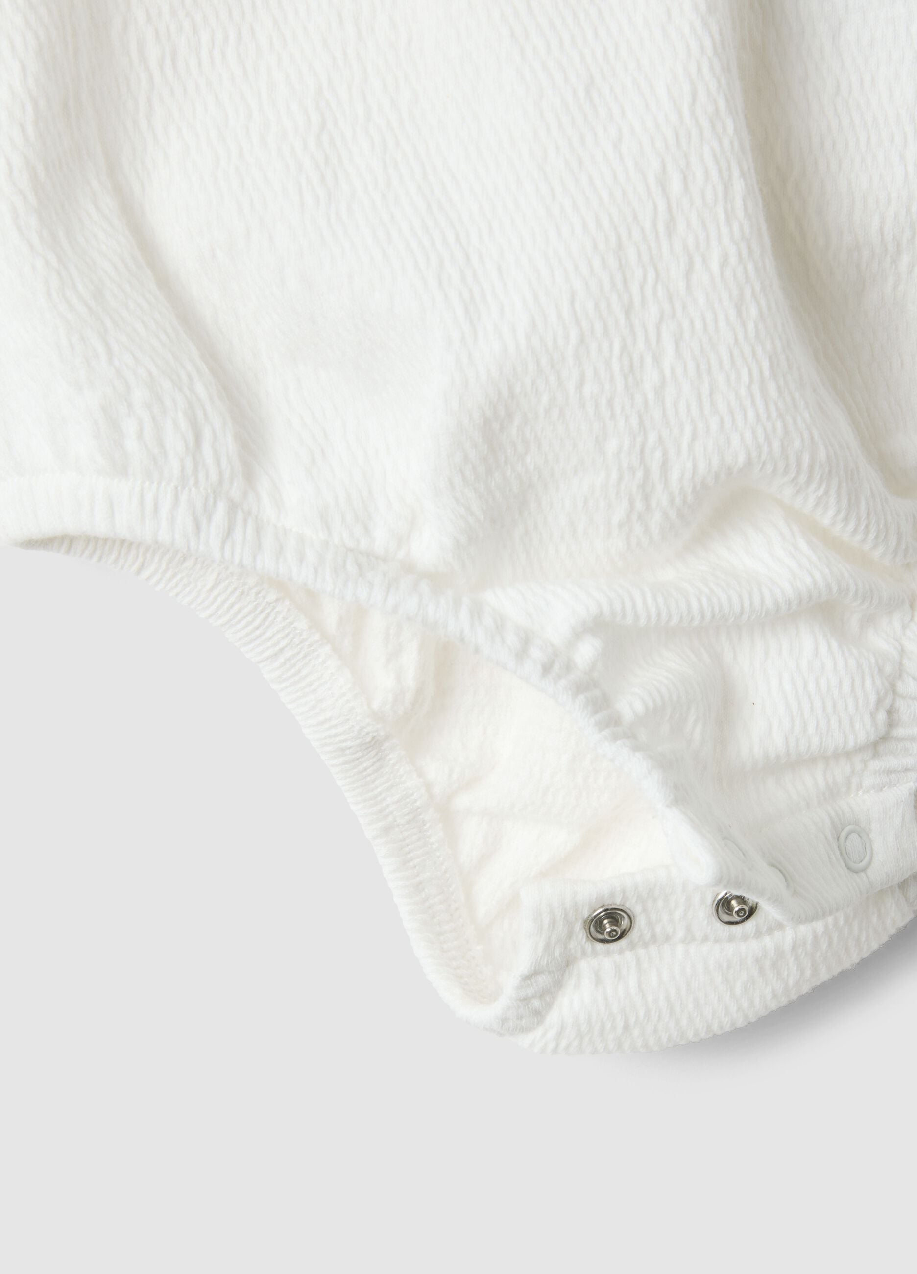 White baby body with ruffles in organic cotton blend
