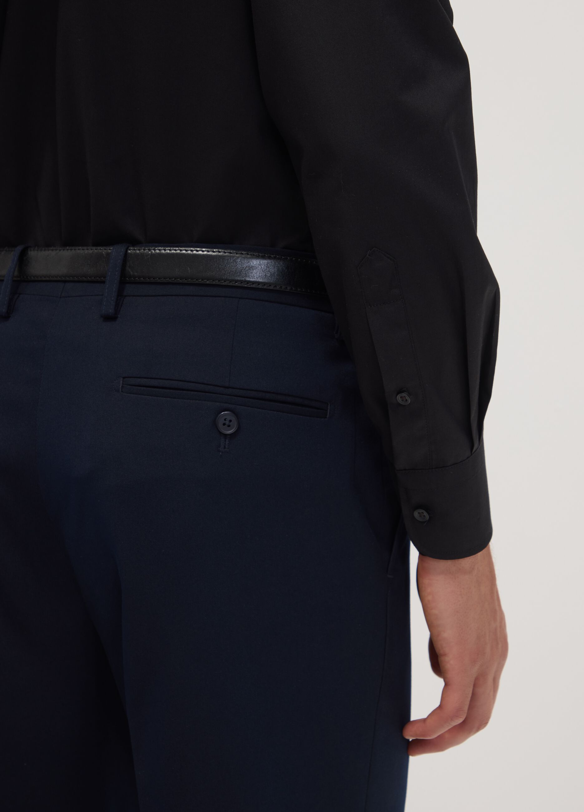 Black slim-fit shirt with classic collar, easy-iron
