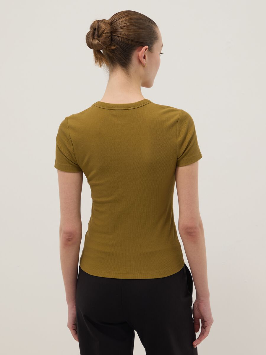 T-shirt fitted a maniche corte in cotone elasticizzato verde_3