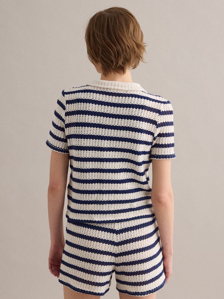 Polo a righe bianche e blu in crochet di cotone elasticizzato_2