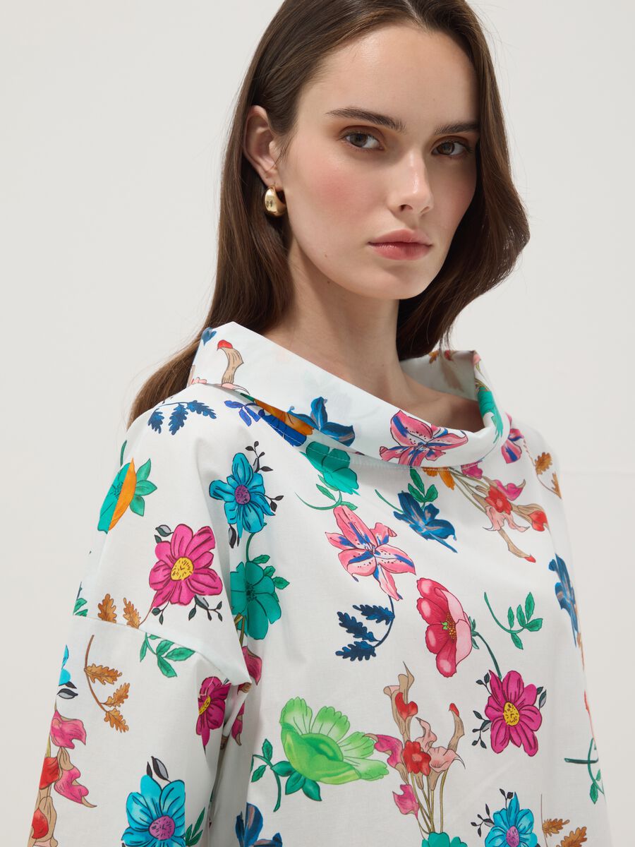 White stretch cotton top with floral print, regular fit_1