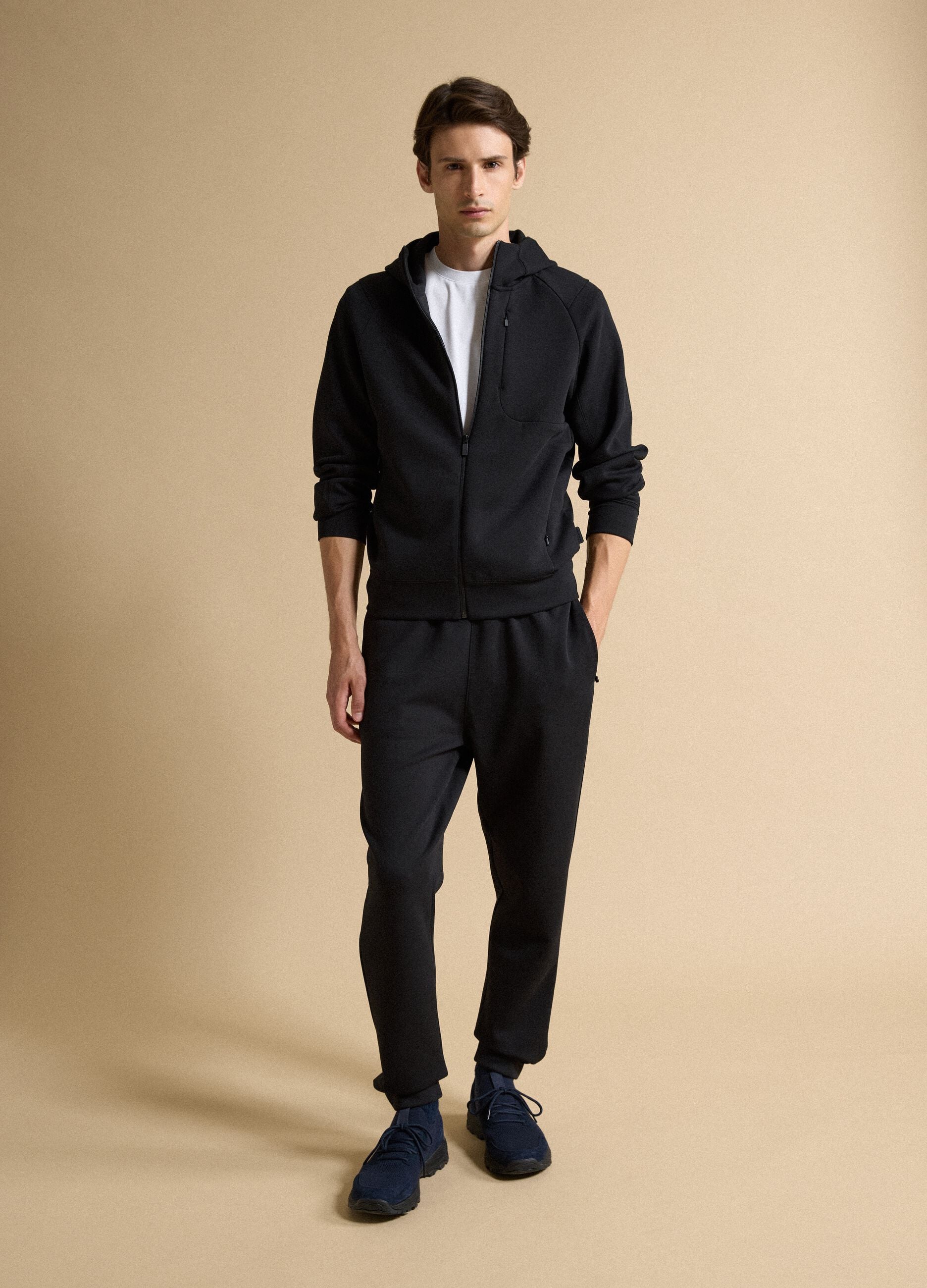 Breathable black full-zip in 2-way stretch fabric
