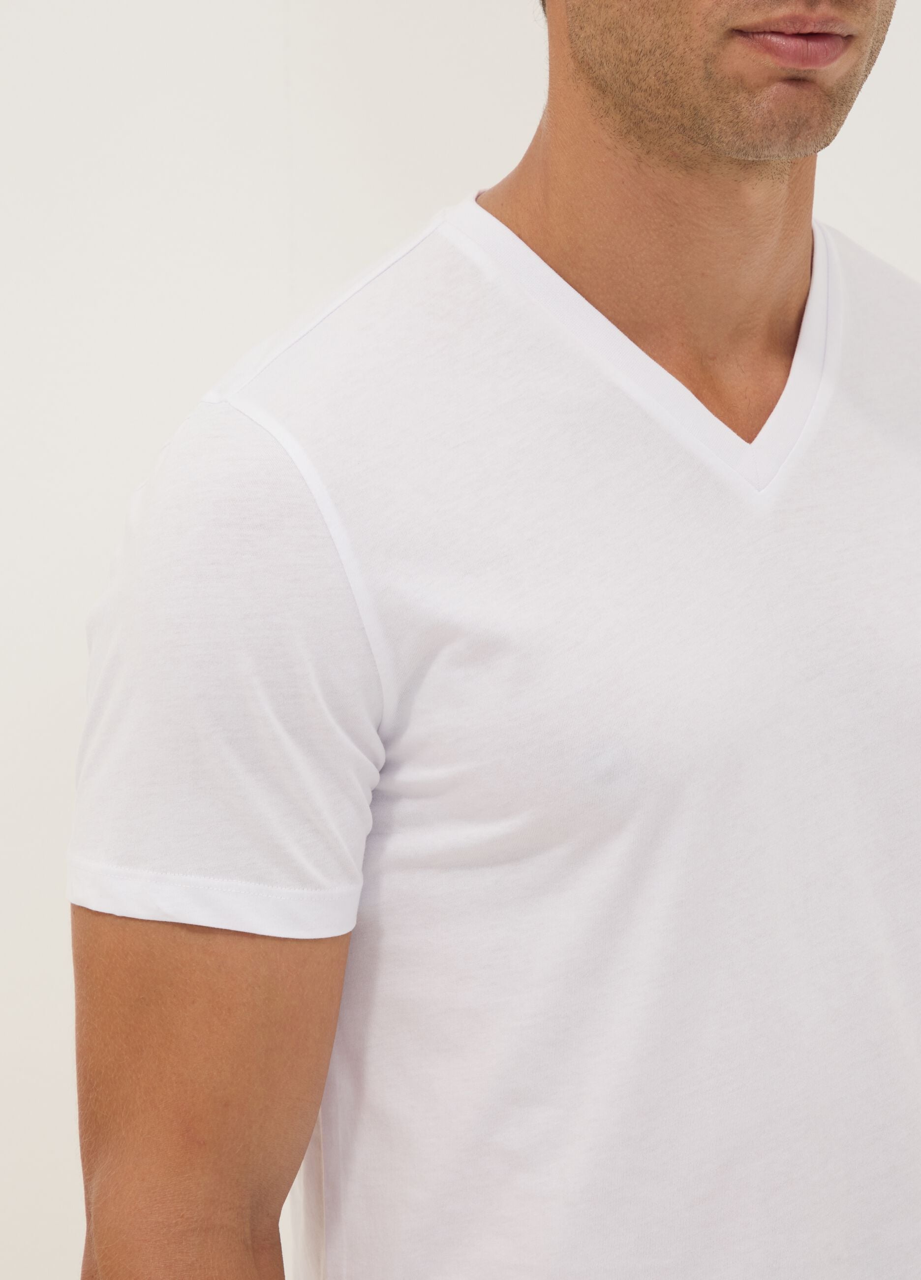 3-pack of white organic cotton V-neck T-shirts