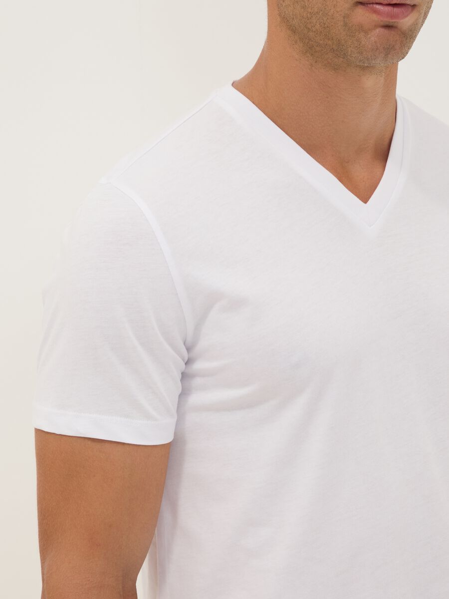 3-pack of white organic cotton V-neck T-shirts_2