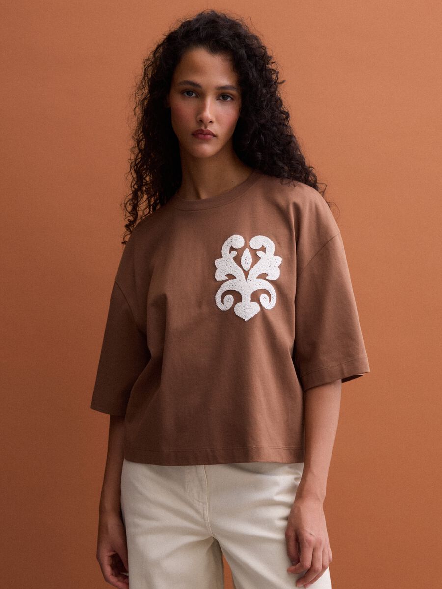 T-shirt marrone in puro cotone con ricami regular fit_1