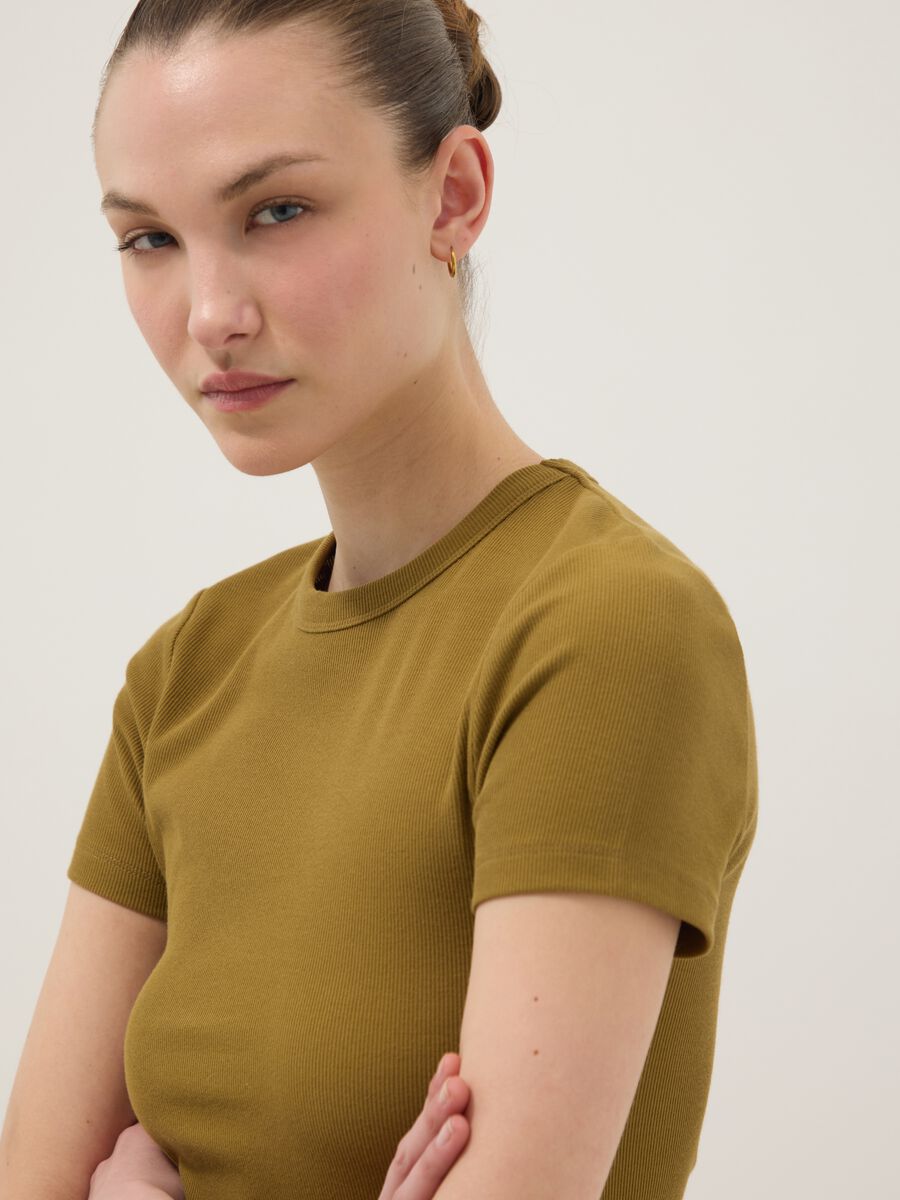 T-shirt fitted a maniche corte in cotone elasticizzato verde_0