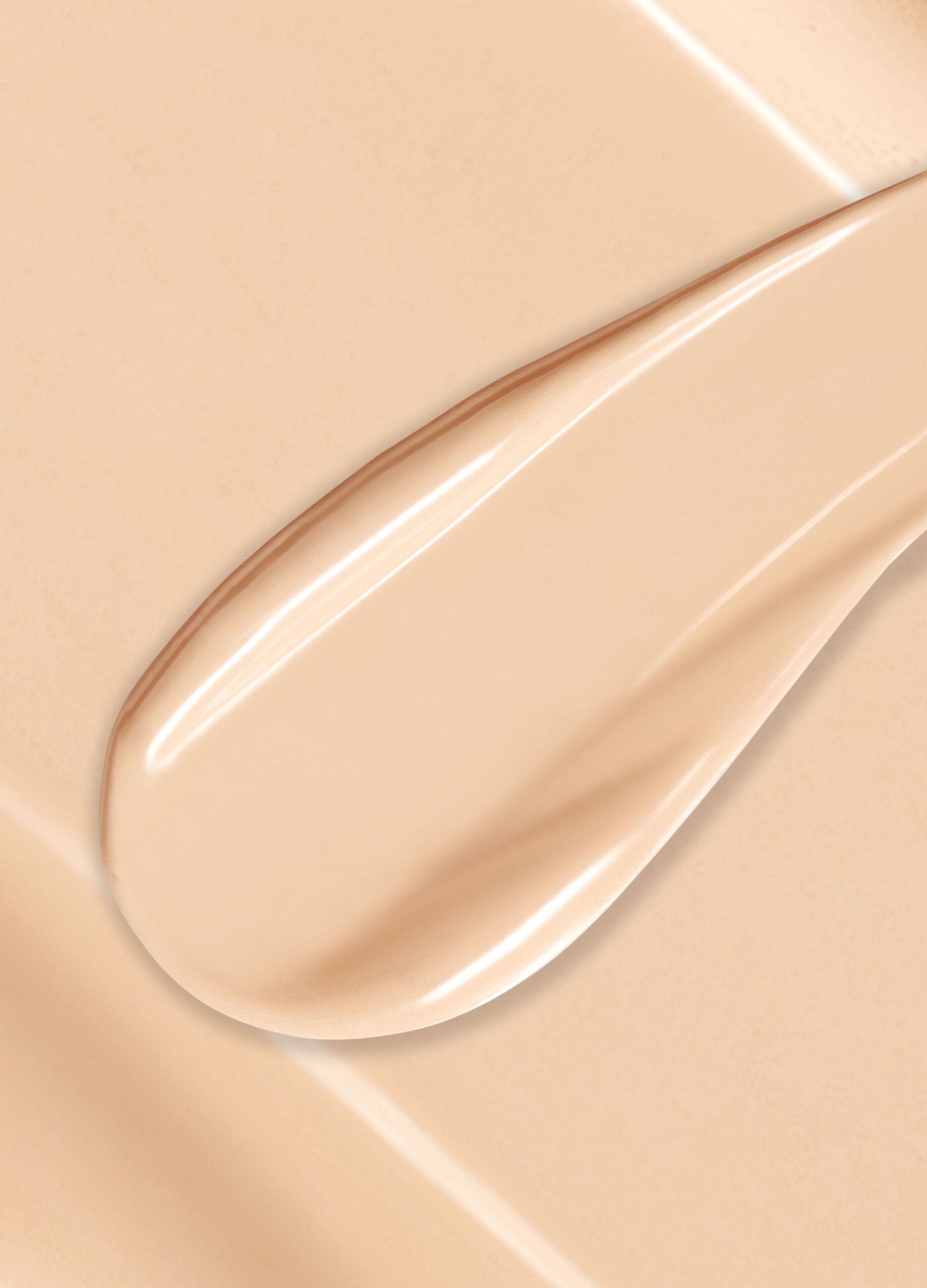 Dew-effect cushion foundation for a radiant complexion. Delivers healthy, flawless, and luminous skin for 24 hours!