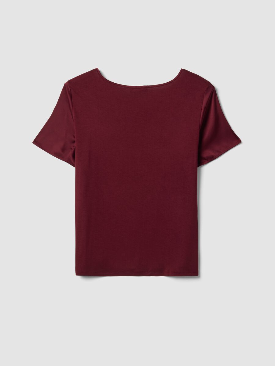 Red satin V-neck blouse in stretch fabric, regular fit_5