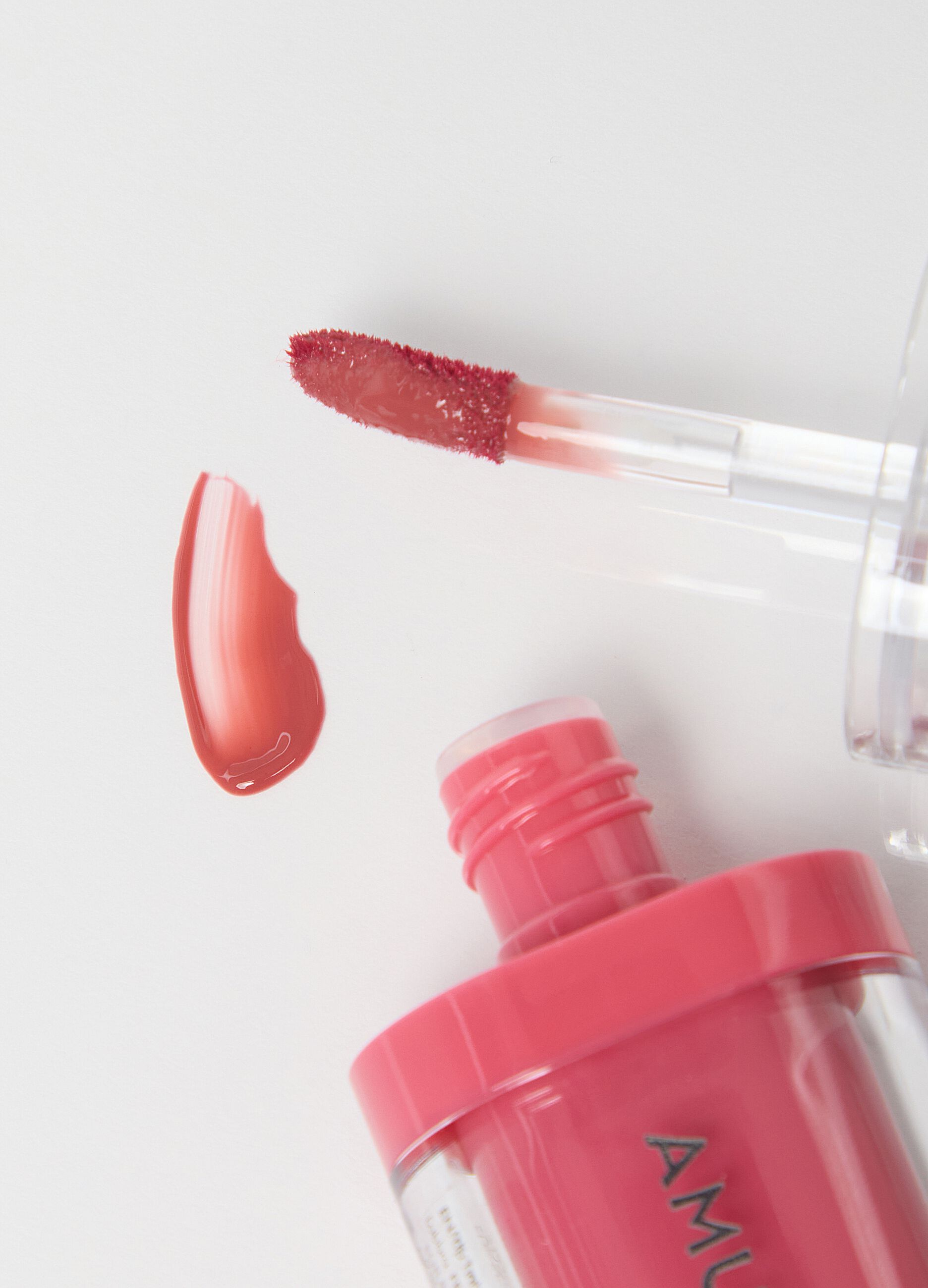 Lip tint with fantastic glossy effect. Vibrant colour and hydrated lips for 12 hours