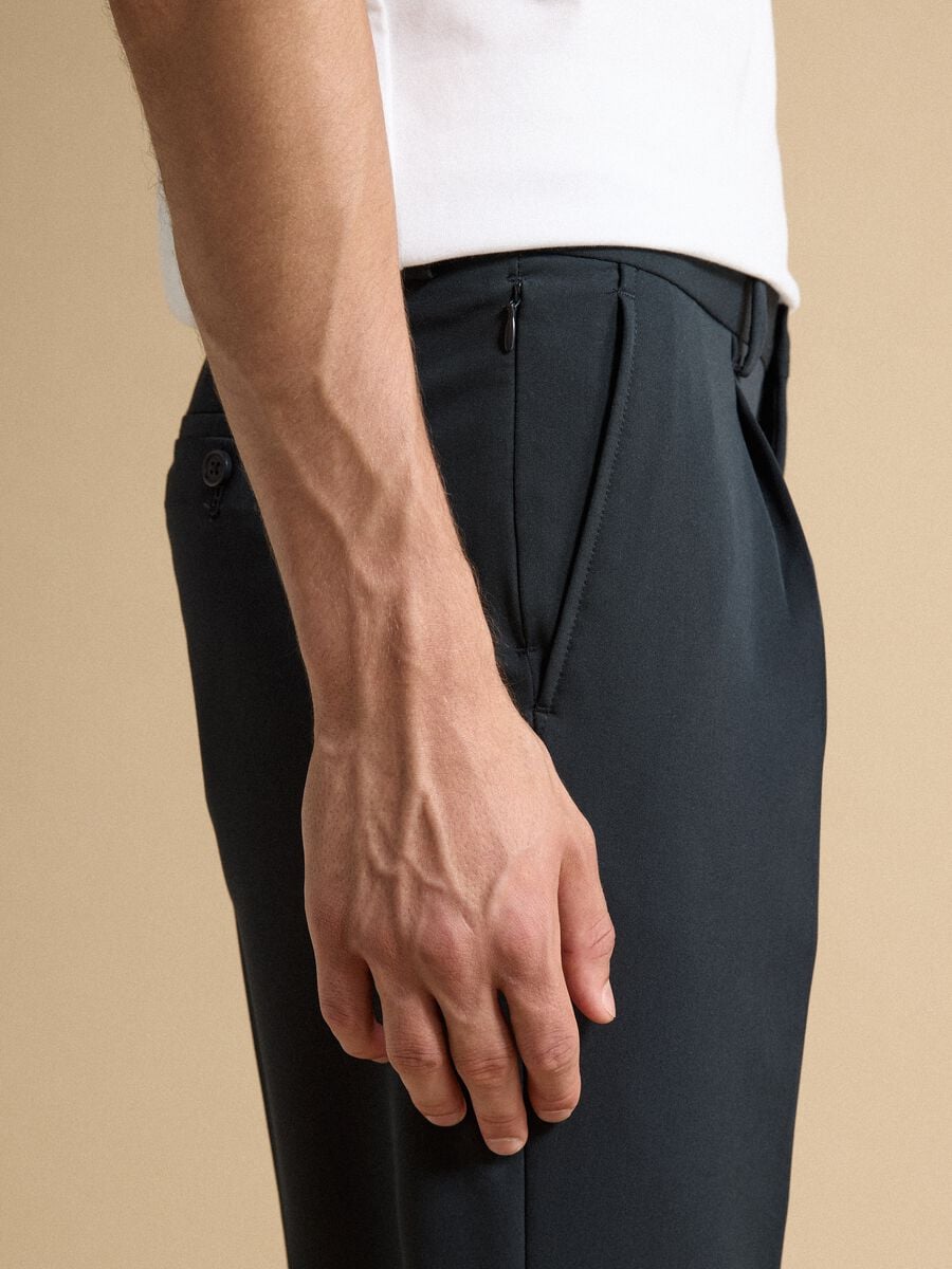 Pantaloni formali blu in twill di viscosa elasticizzata slim fit_3