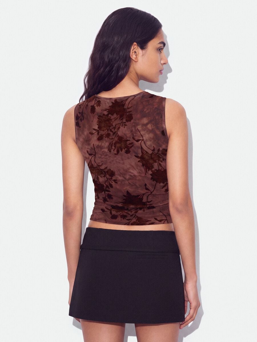 Top fitted rosso in tessuto elasticizzato con fantasia floreale_3