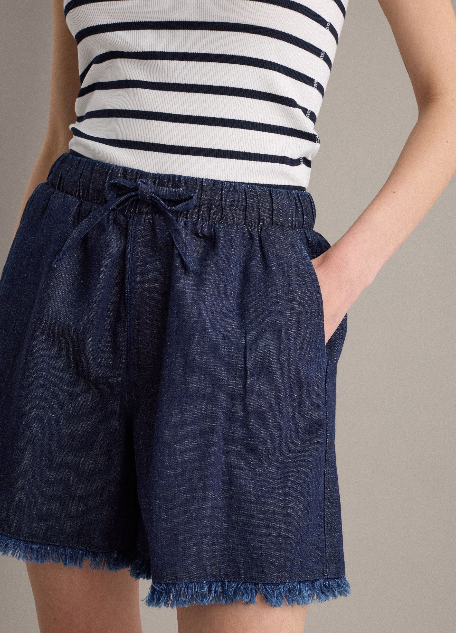 Blue cotton-blend denim shorts, regular fit with frayed hem