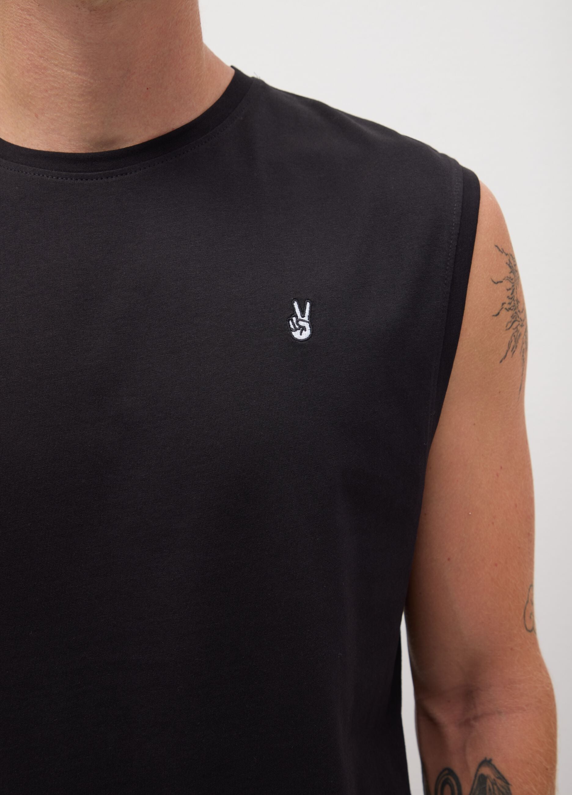 Men&rsquo;s black regular-fit vest top in 100% cotton with embroidery