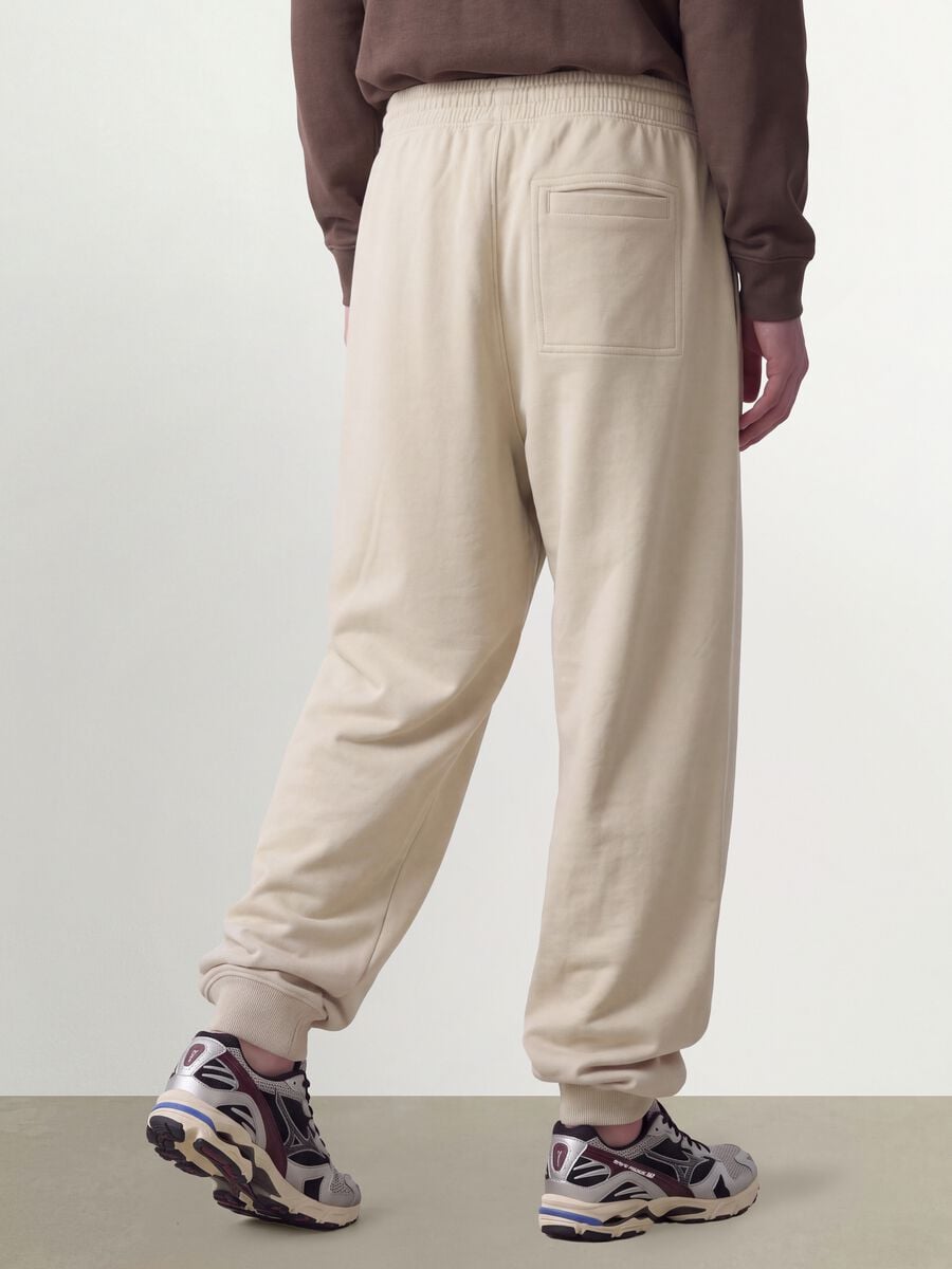 Jogger beige in misto cotone con fondo a polsino e coulisse_4