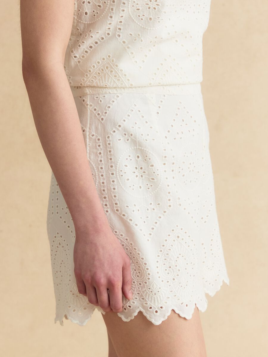 White pure cotton broderie anglaise shorts with scalloped hem, regular fit_3