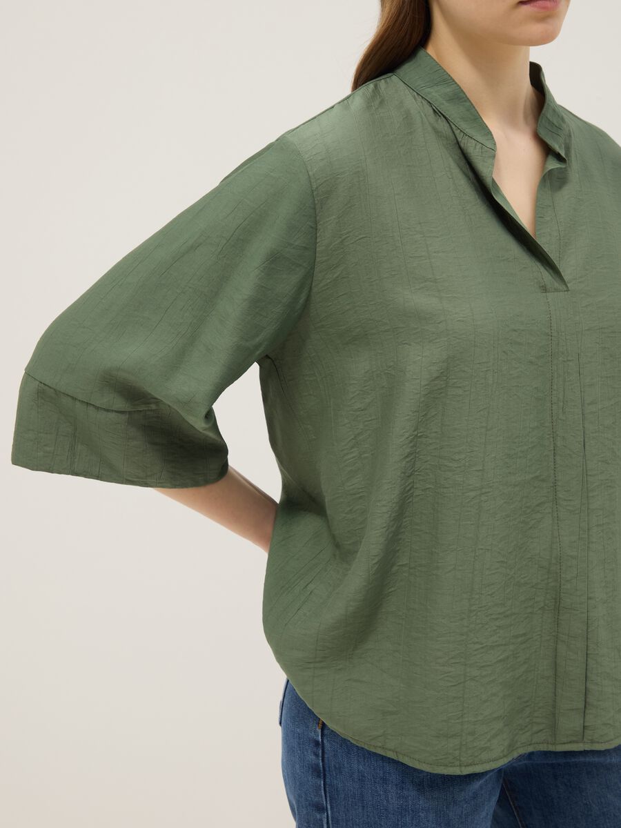 Blusa verde in misto viscosa regular fit con collo alla coreana_3